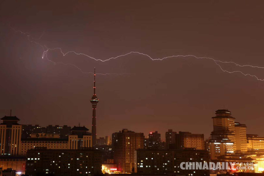 谁持闪电当空舞 大雨滂沱入夜来