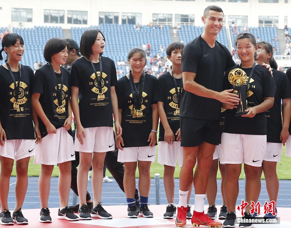 C罗现身北京奥体中心 为校园足球联赛冠军颁奖