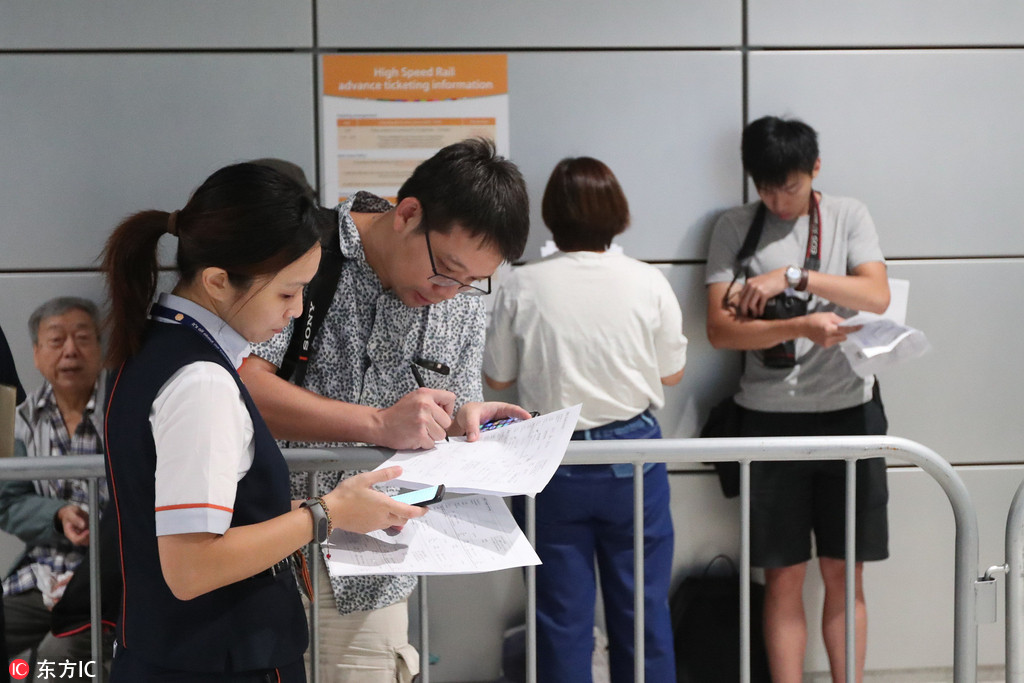 港铁开始预售高铁车票 百位香港市民开售前一