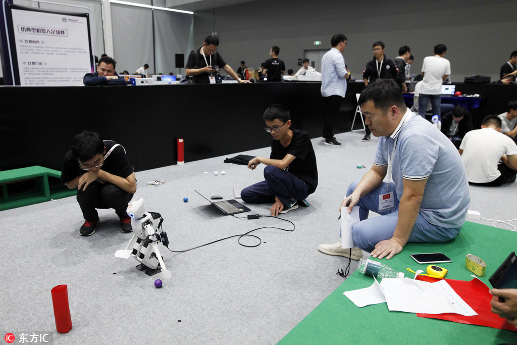 2018首届中国"ai"创新创业大赛:机器人格斗跳舞还会踢足球