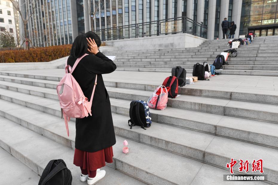 考生图书馆占座备考 书包"排队"场面独特