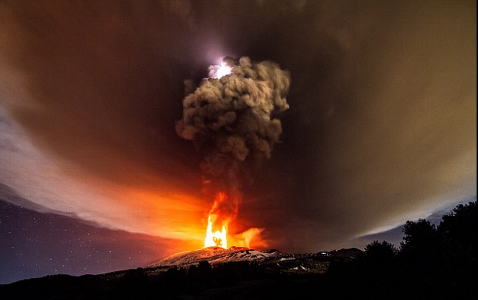 意大利埃特纳火山喷发 烟柱直冲天空